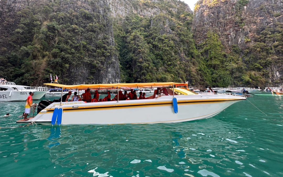 2 engines open side speedboat